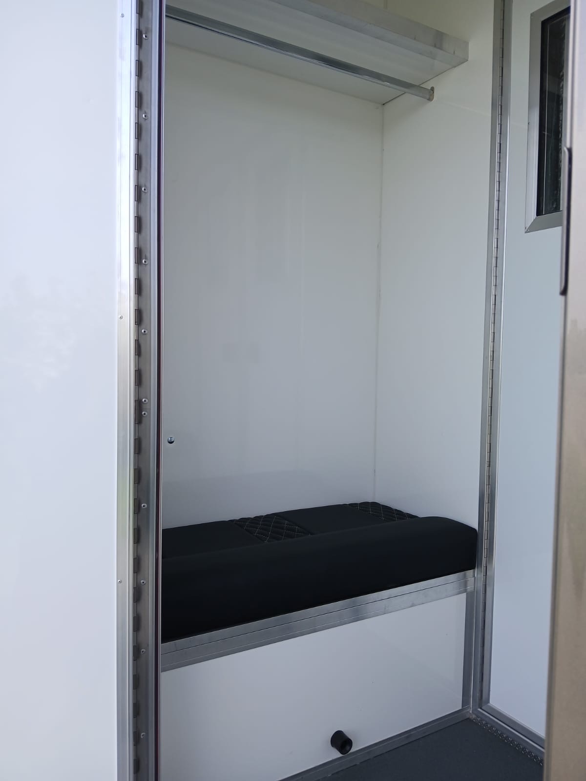 Foxy Stallion Vauxhall Horsebox - Trailers & Horseboxes