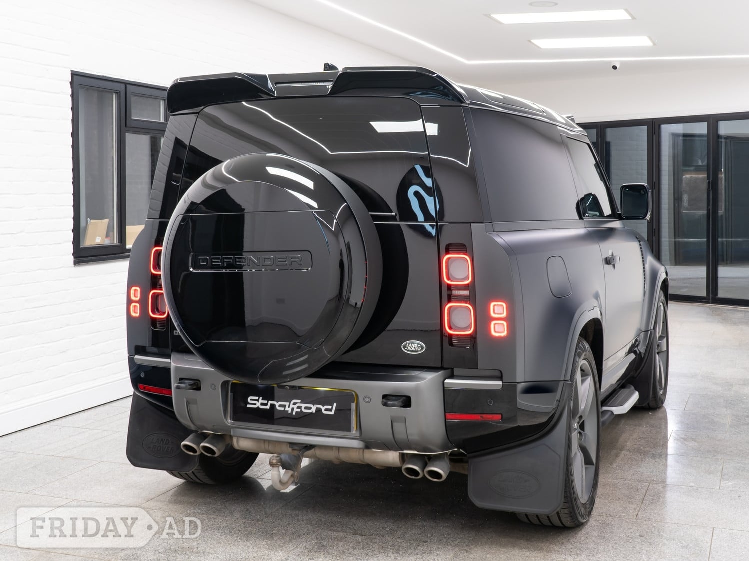 [ berth ]Land Rover Defender 90