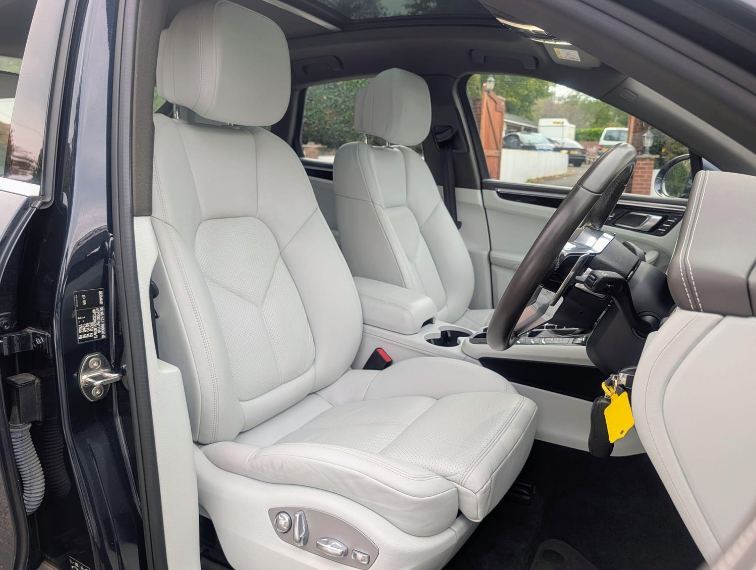 [ berth ]Porsche Macan