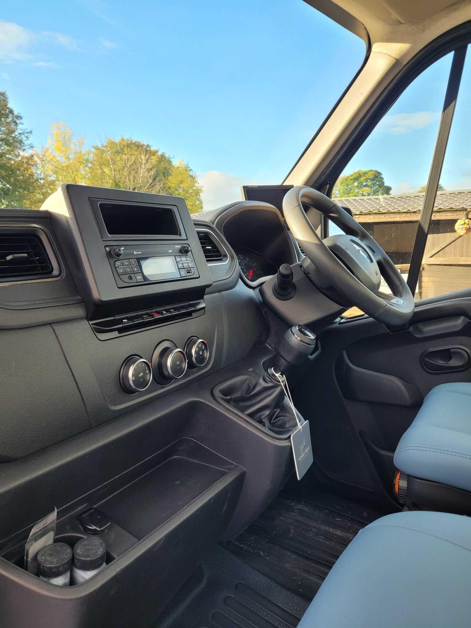Hemingways  Longstall Renault Horsebox - Trailers & Horseboxes