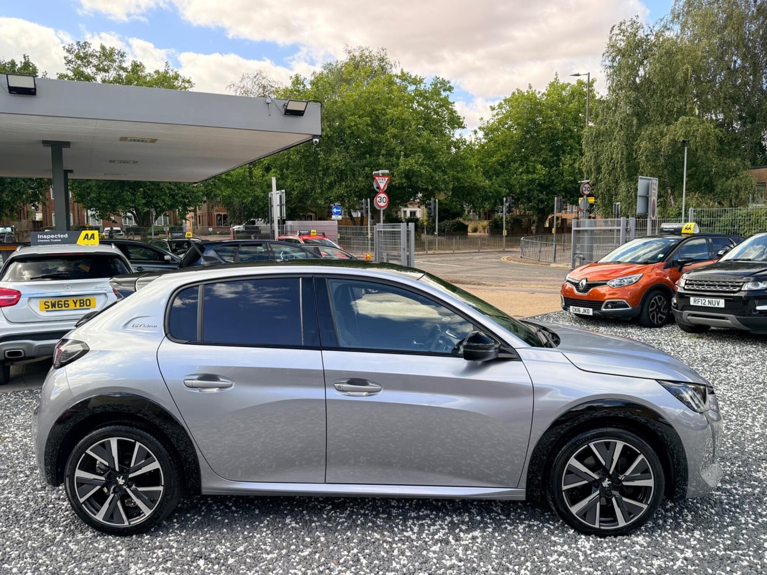[ berth ]Peugeot 208