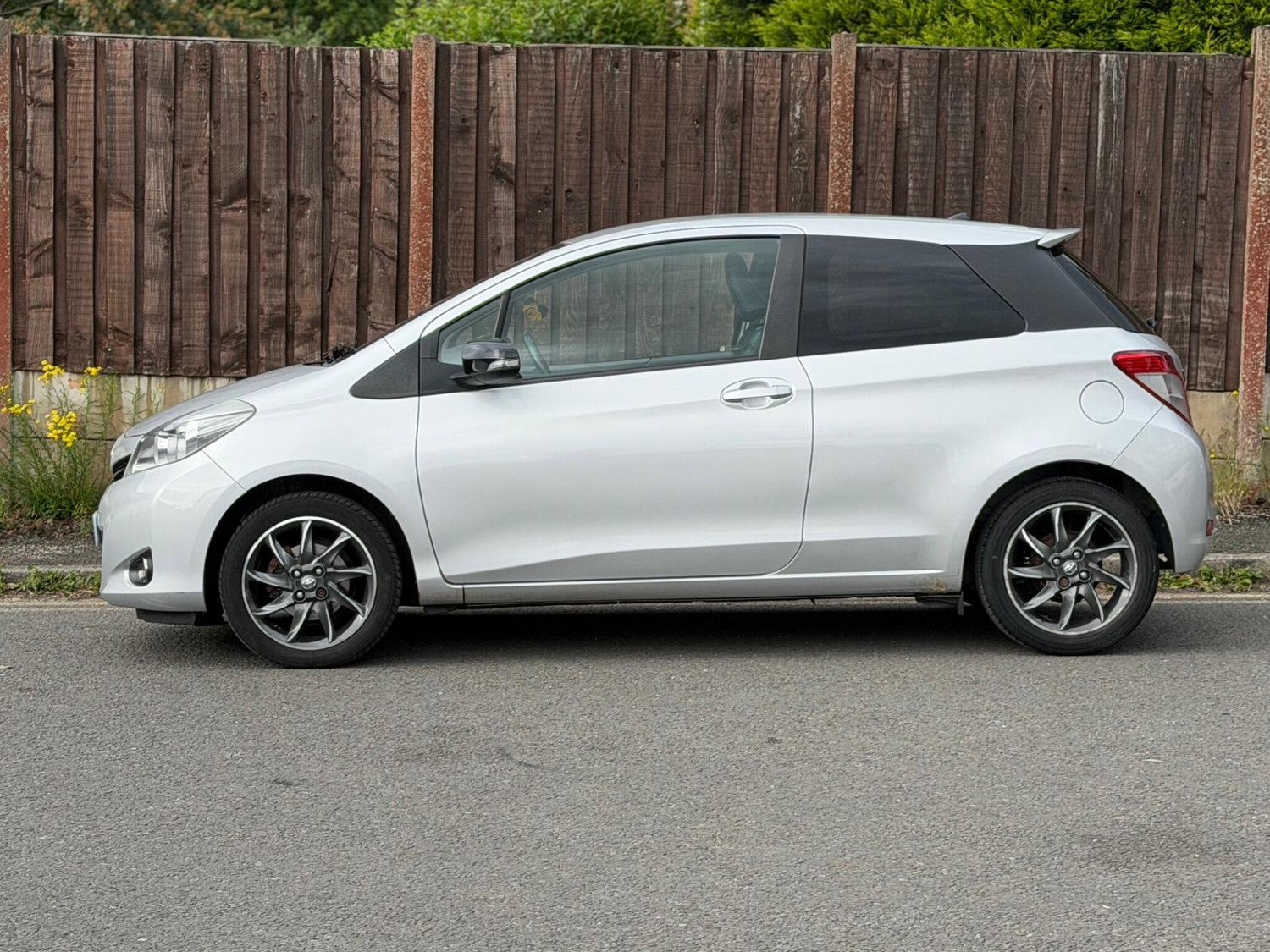 Toyota Yaris 2012 - Cars