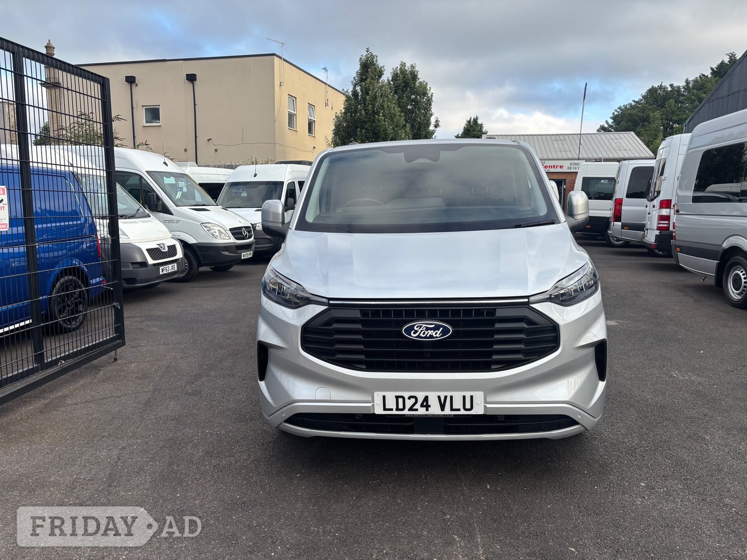 [ berth ]Ford Transit Custom
