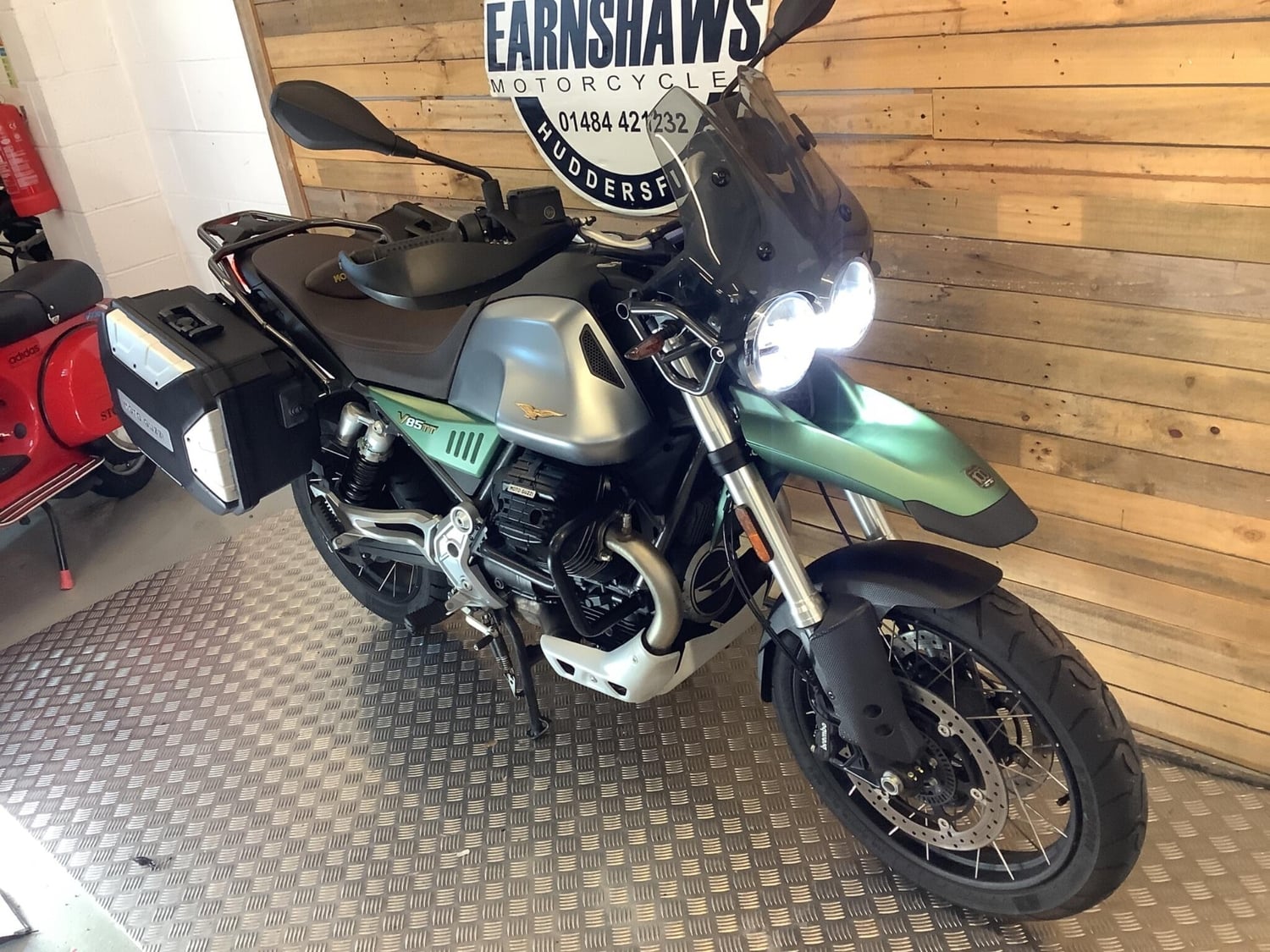 Moto Guzzi V85 2022 - Motorbikes, Scooters & Quads