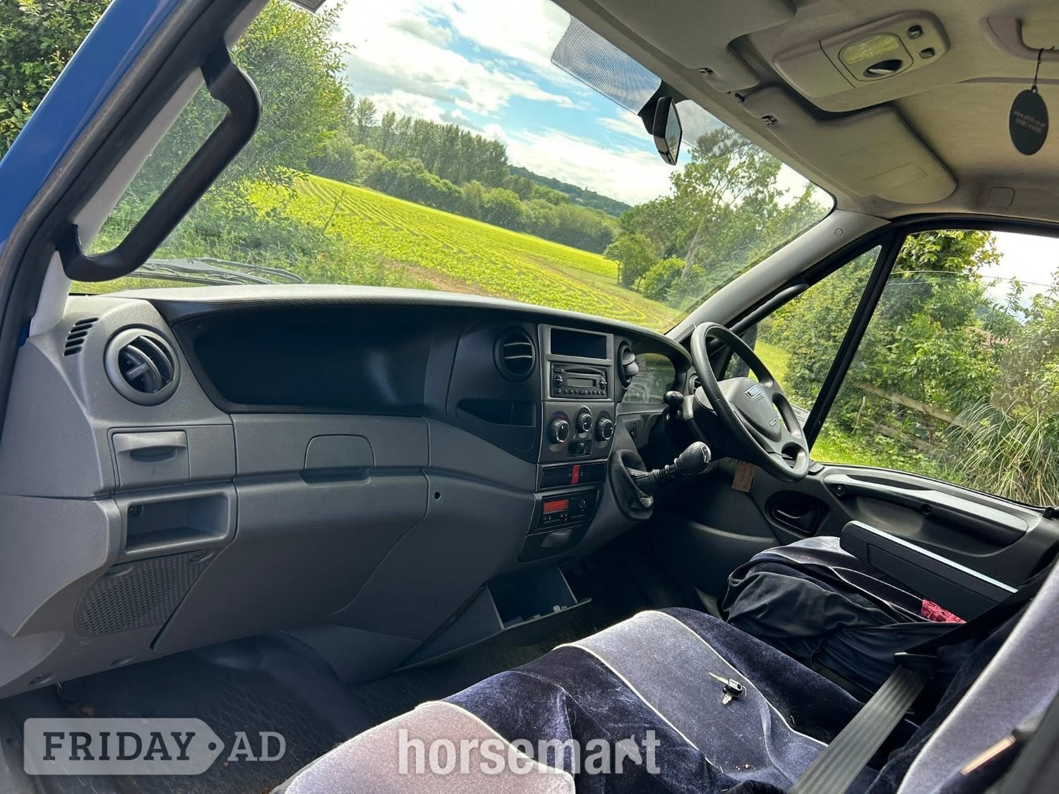Peper Harow Trophy Twin SWB Iveco Horsebox - Trailers & Horseboxes in Godalming