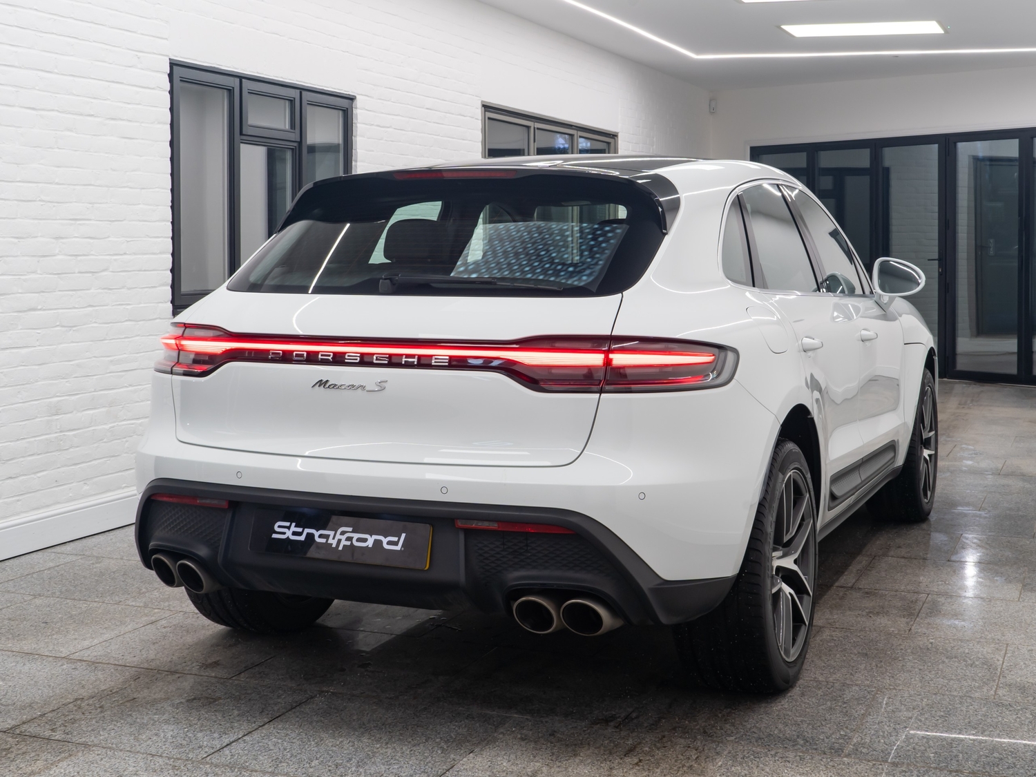 [ berth ]Porsche Macan