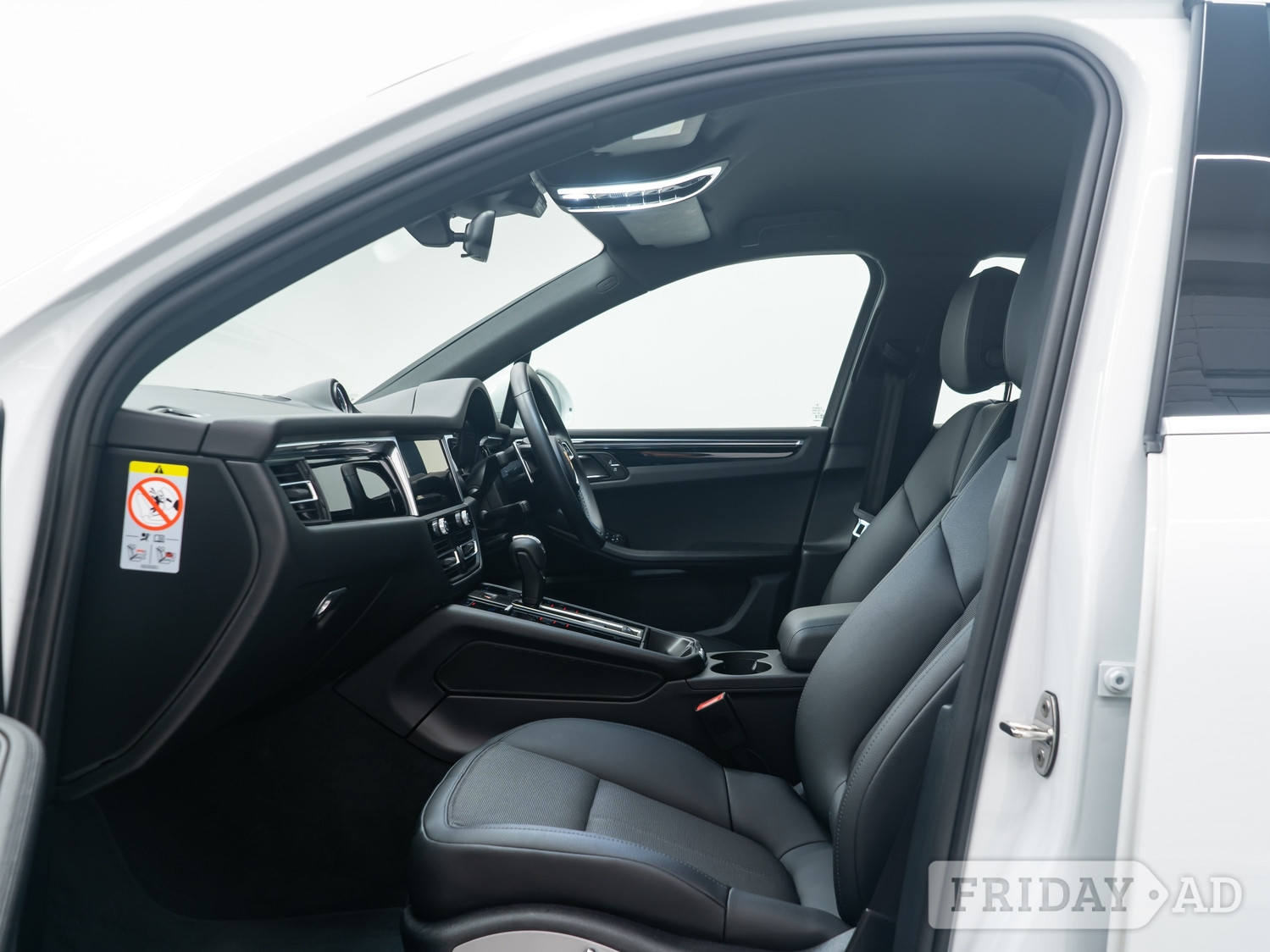 Porsche Macan 2024 - Cars