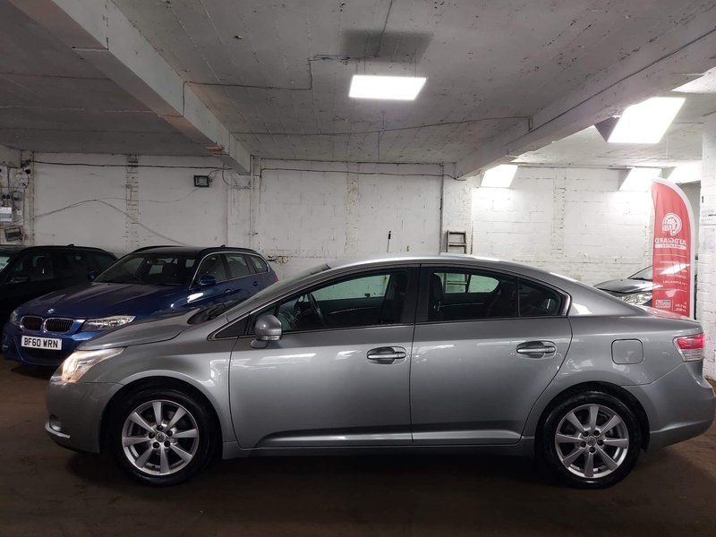 Toyota Avensis 2010 - Cars
