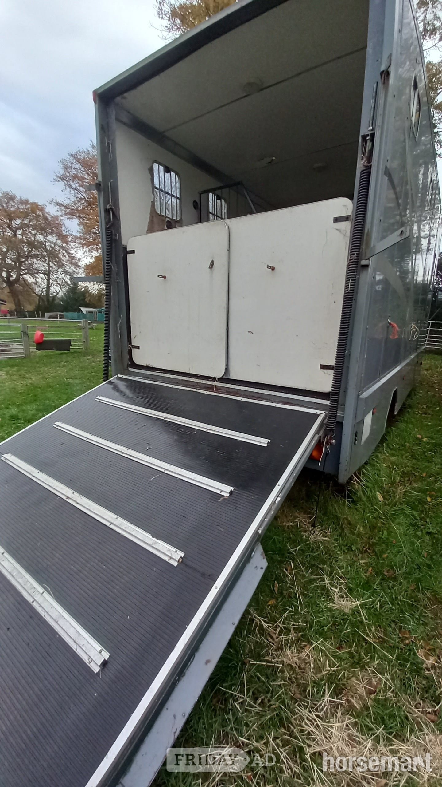 [ berth ]Horseboxseller 