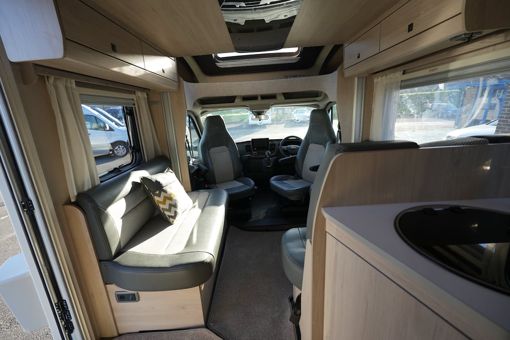 [4 berth ]Auto-Trail F-Line F60 FORD AUTO 4 BERTH 4 TRAVEL SEAT MOTORHOME