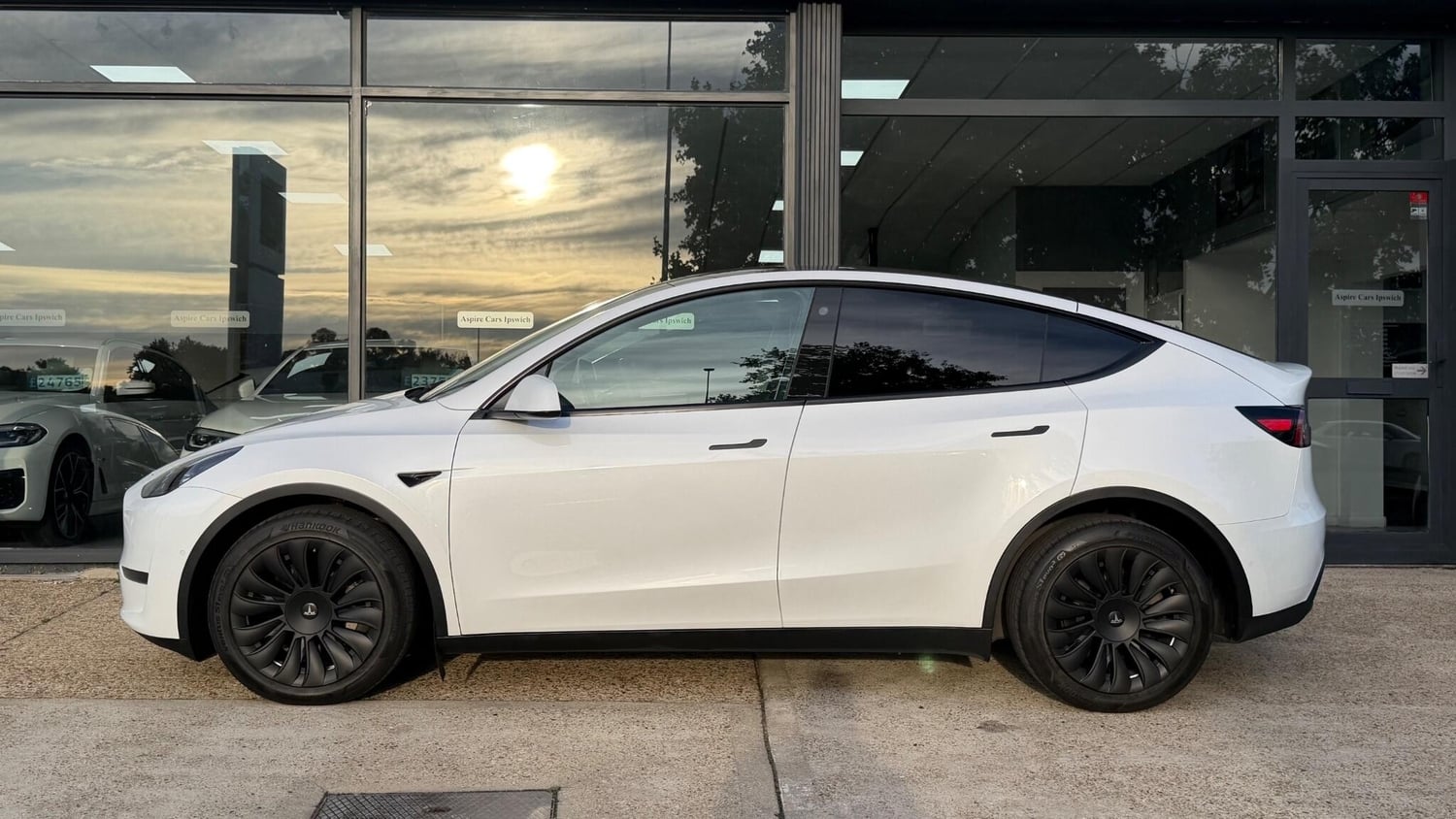 Tesla Model Y 2022 - Cars