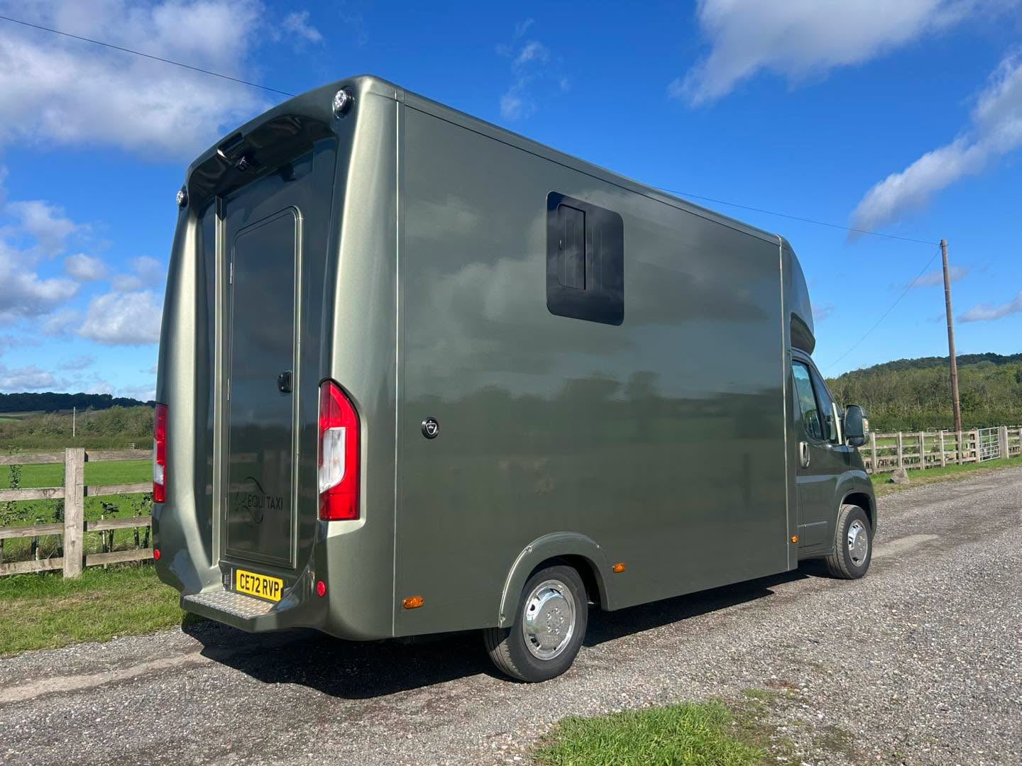 Equi Taxi Stallion Pro Lux Peugeot Horsebox - Trailers & Horseboxes