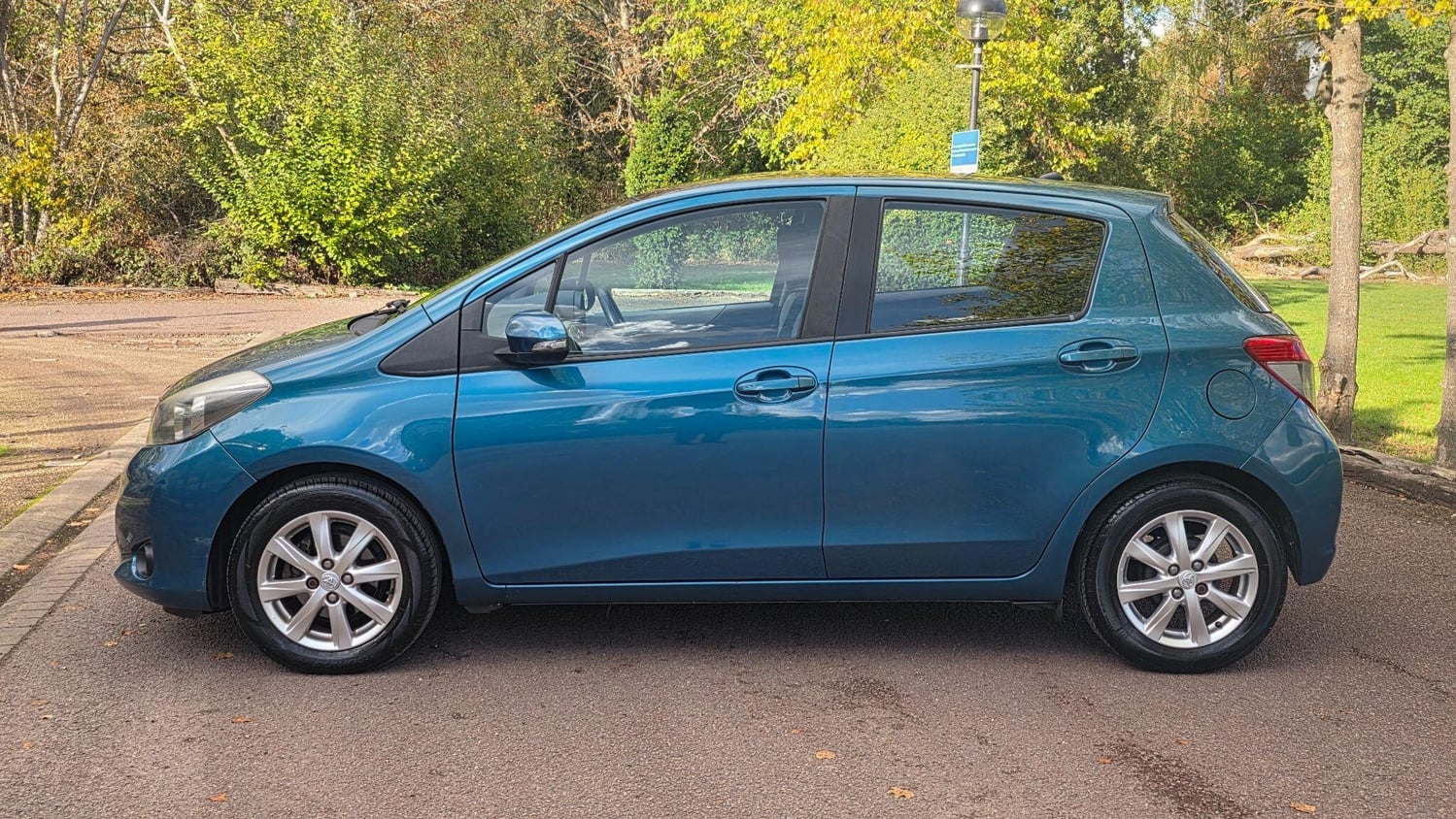 Toyota Yaris 2012 - Cars