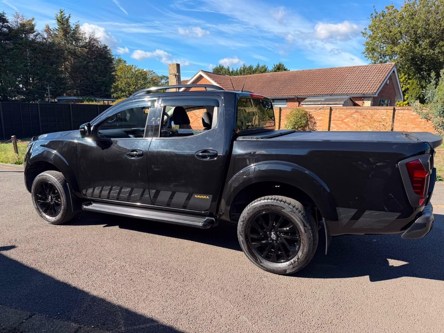 Nissan Navara 2019 - Vans & Commercial Vehicles in Addlestone