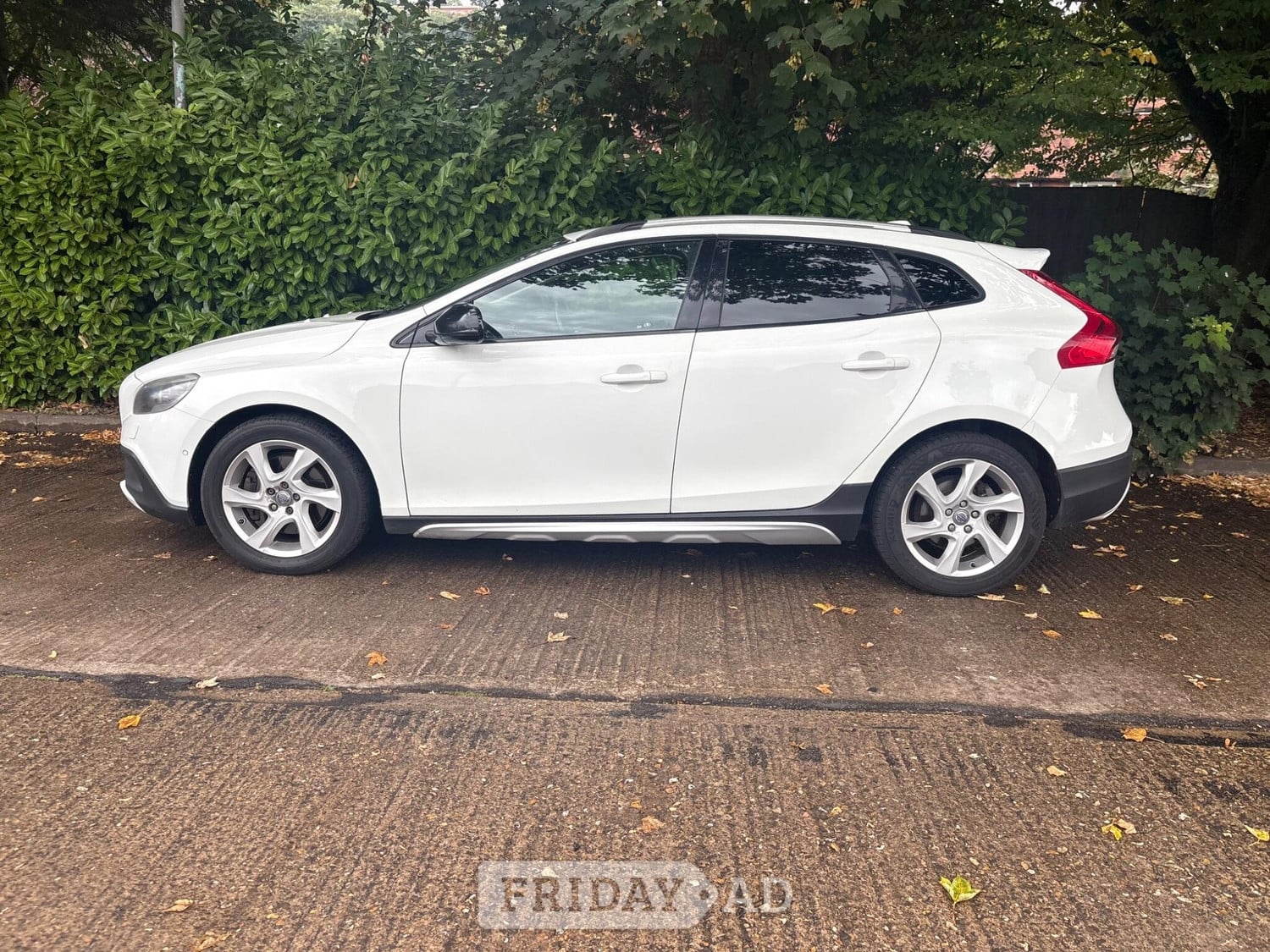 Volvo V40 Cross Country 2013 - Cars in High Wycombe
