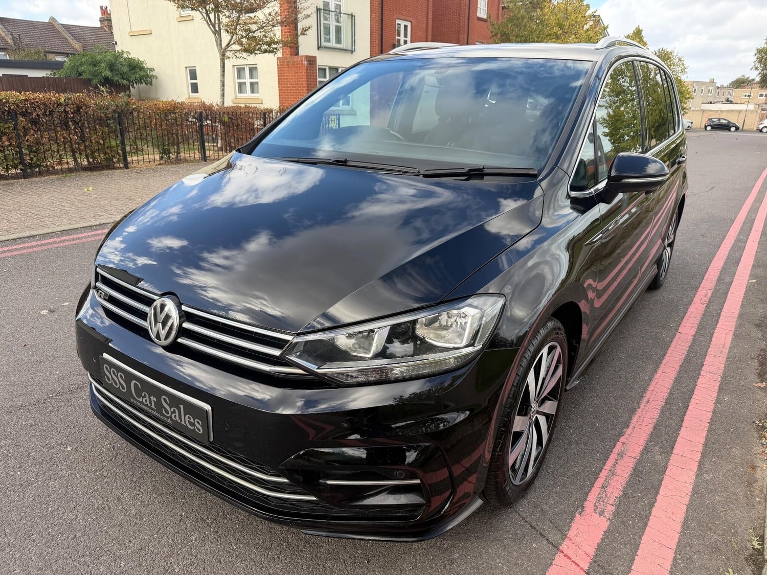 Volkswagen Touran 2017 - Cars in Wandsworth