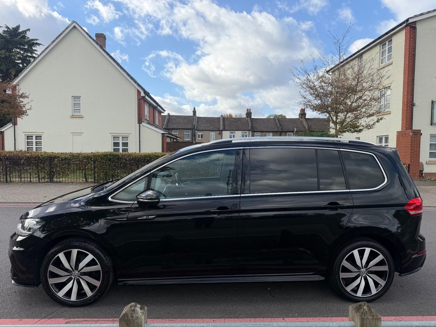 Volkswagen Touran 2017 - Cars
