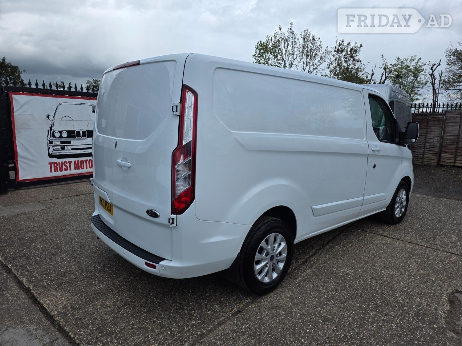 [ berth ]Ford Transit Custom