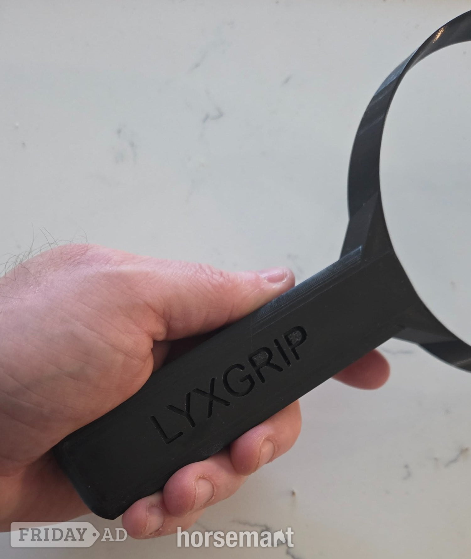Lincoln LyxGrip Mini Horslyx Holder - Mess-free treat dispensing
