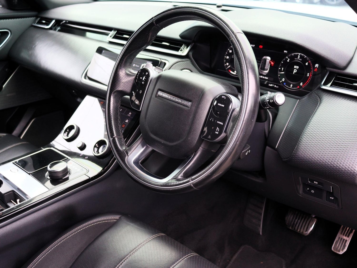 [ berth ]Land Rover Range Rover Velar
