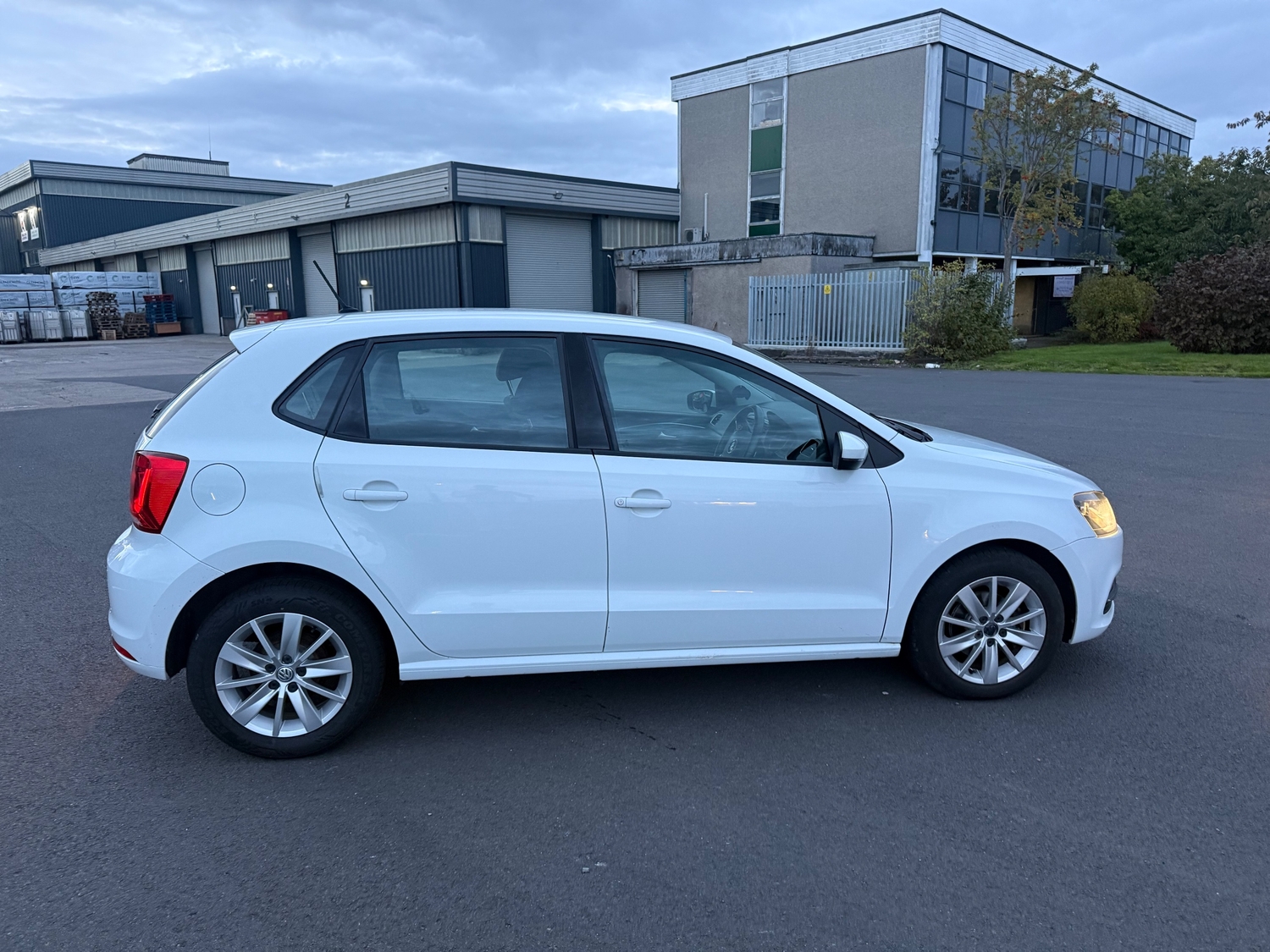 Volkswagen Polo 2015 - Cars in Livingston
