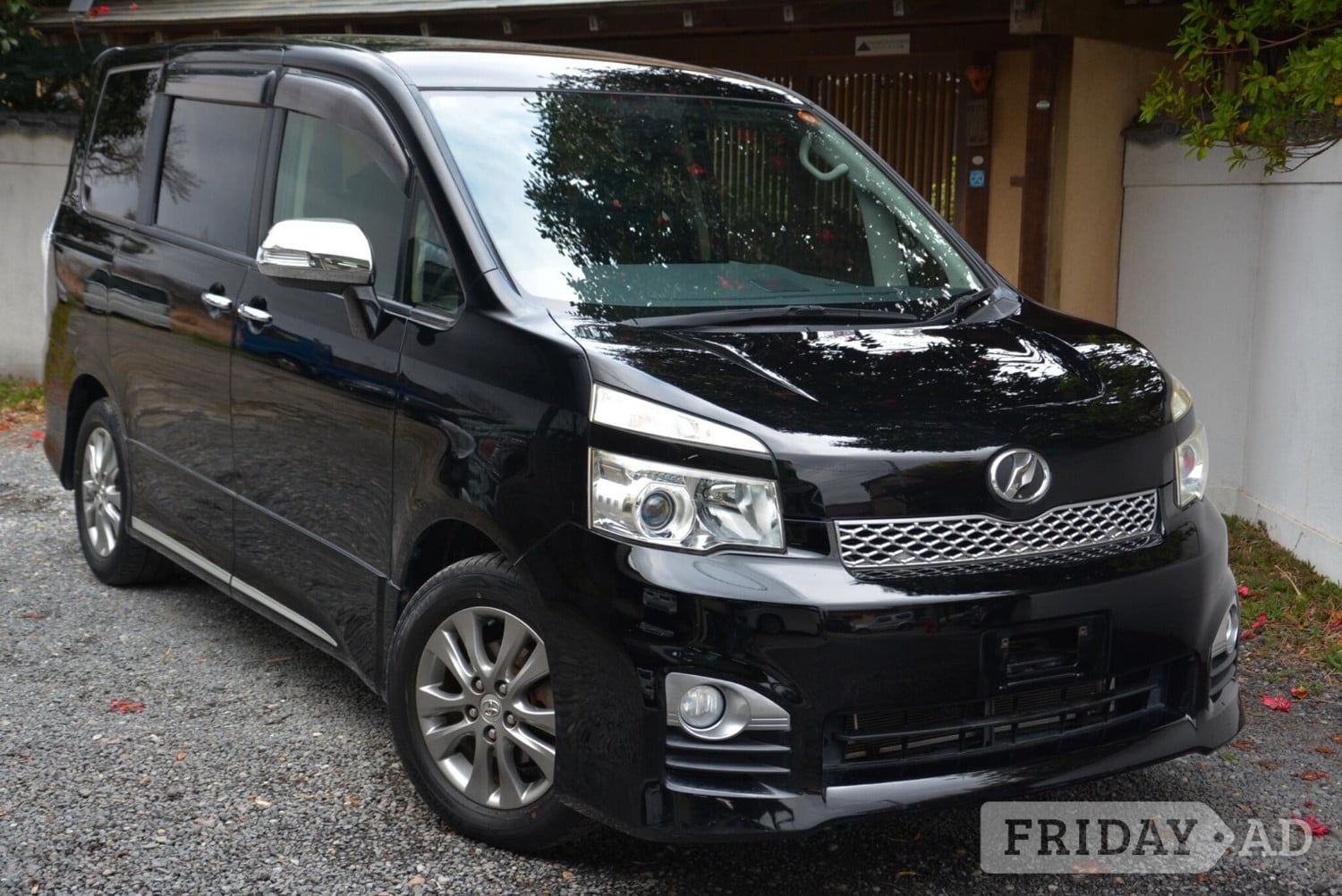 Toyota Voxy 2012 in Chingford