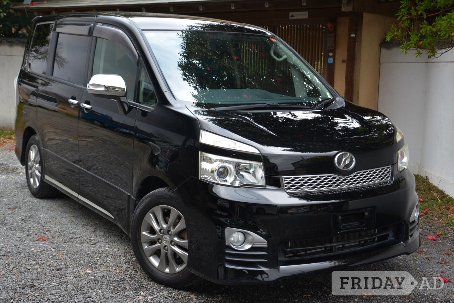 Toyota Voxy 2012 in Chingford