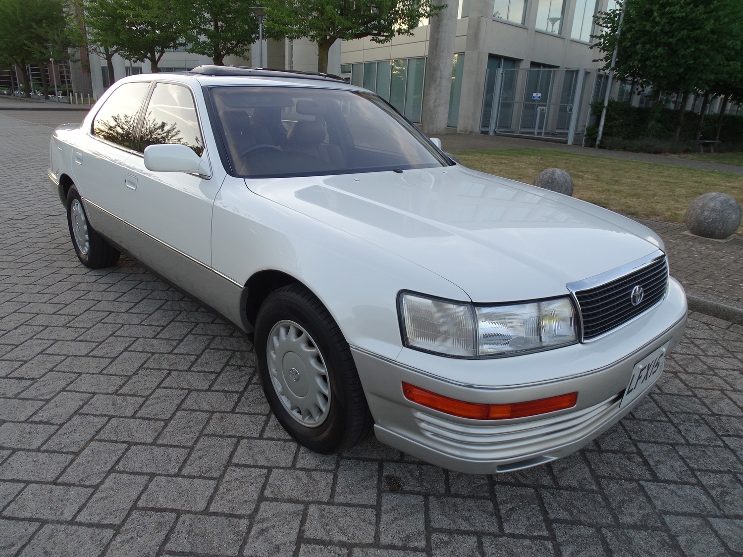 [ berth ]Lexus LS400