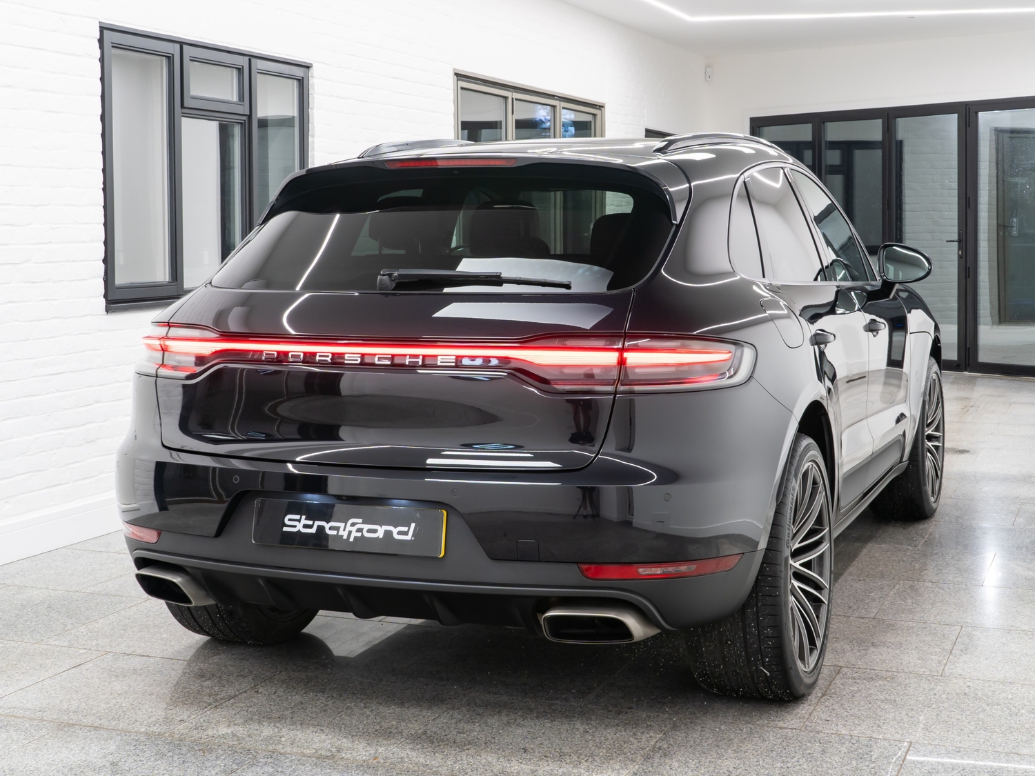 [ berth ]Porsche Macan