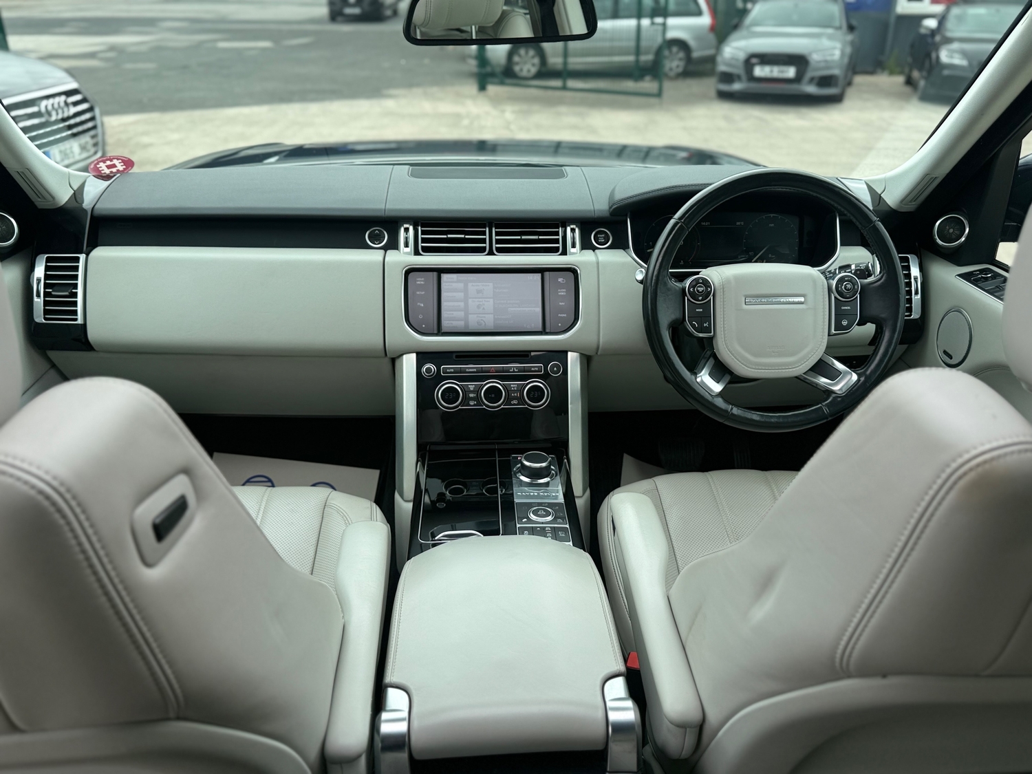 [ berth ]Land Rover Range Rover