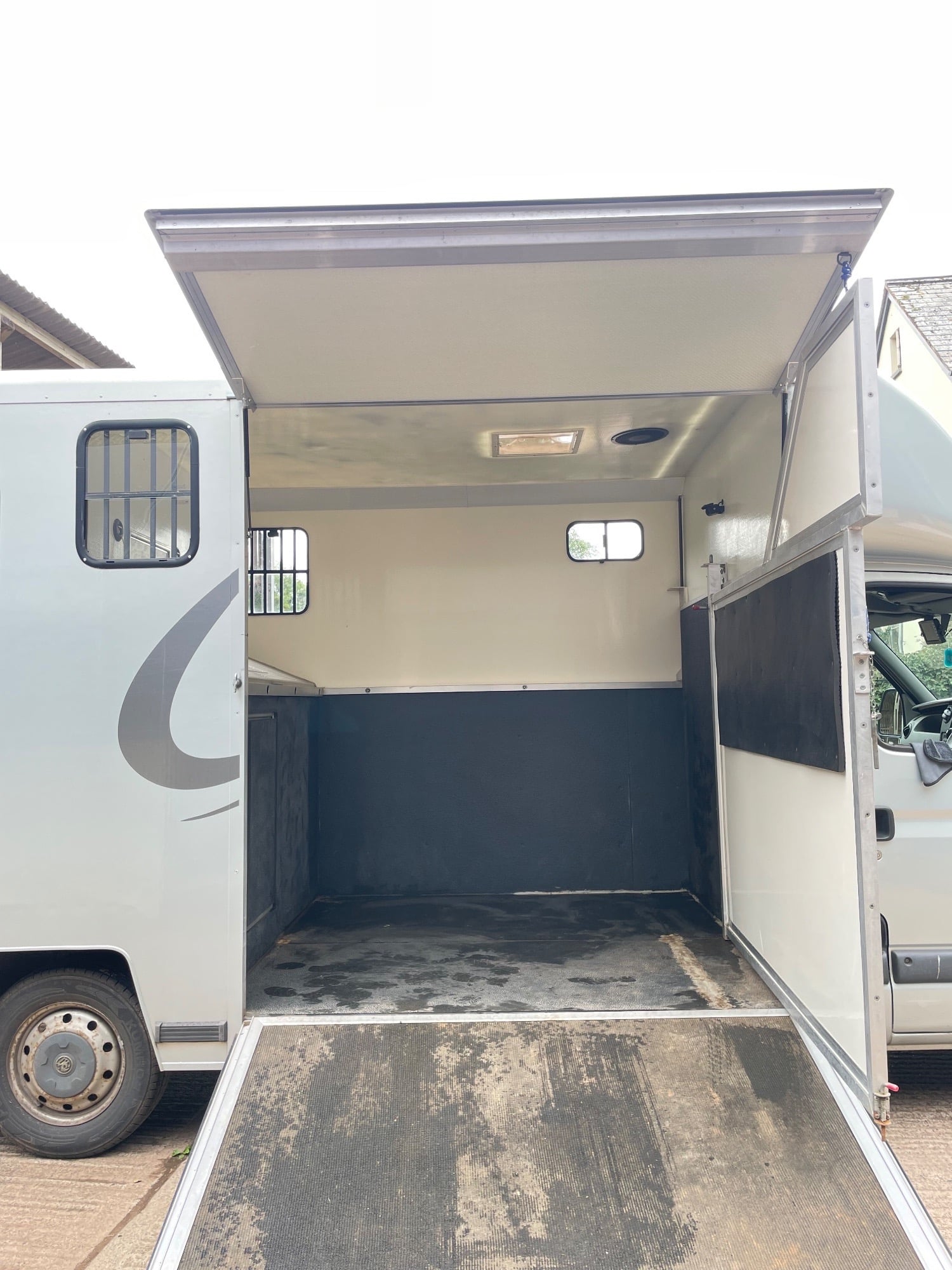 Trevett &amp; Smith  Vauxhall Horsebox - Trailers & Horseboxes in Washford