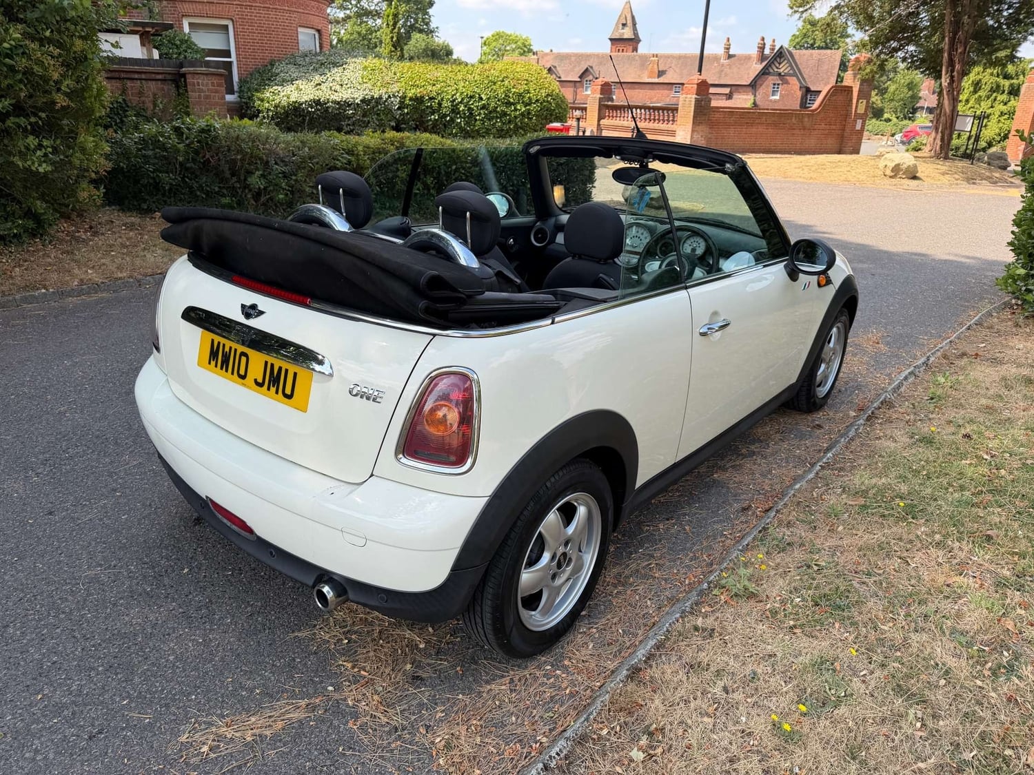 Mini Convertible 2010 - Cars in Leatherhead