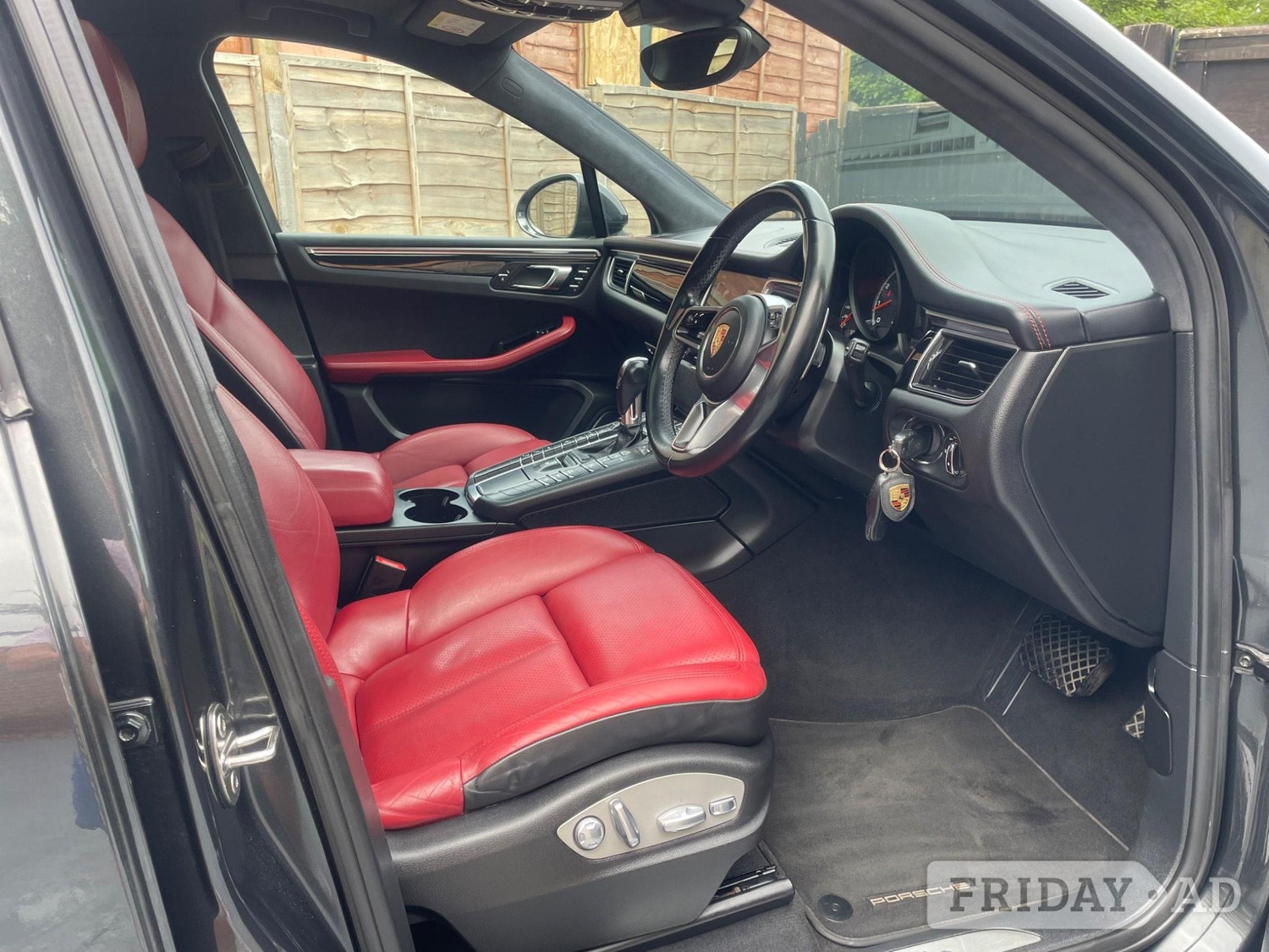 [ berth ]Porsche Macan