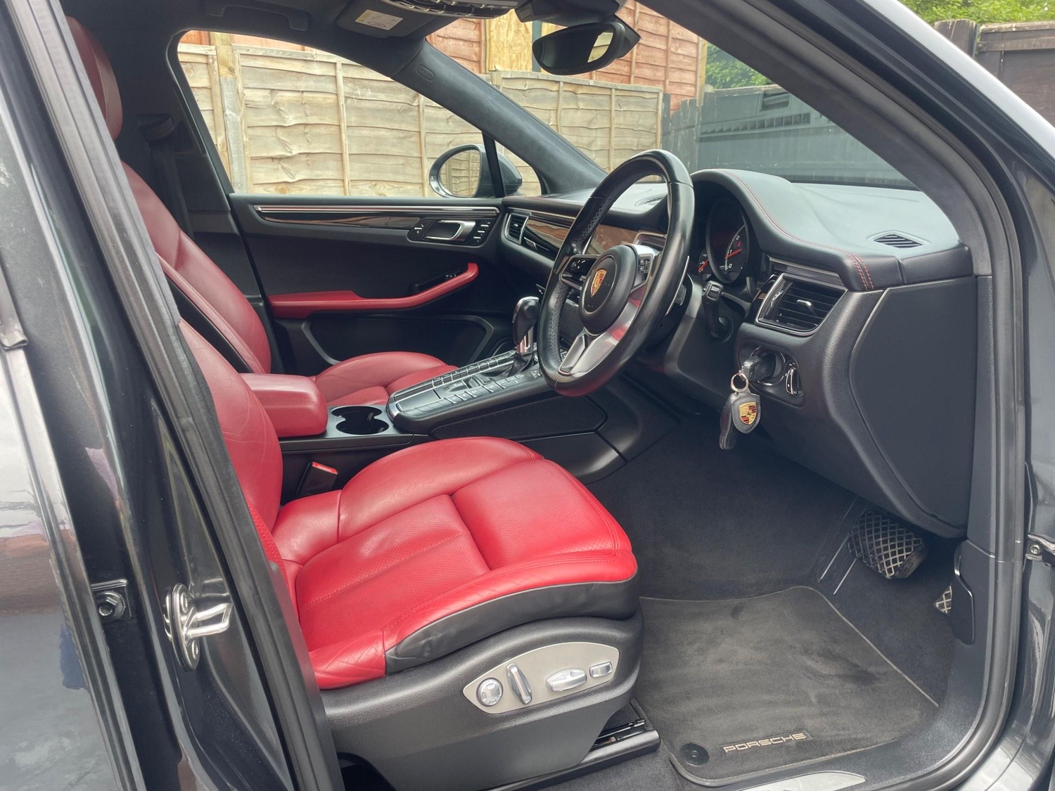 [ berth ]Porsche Macan