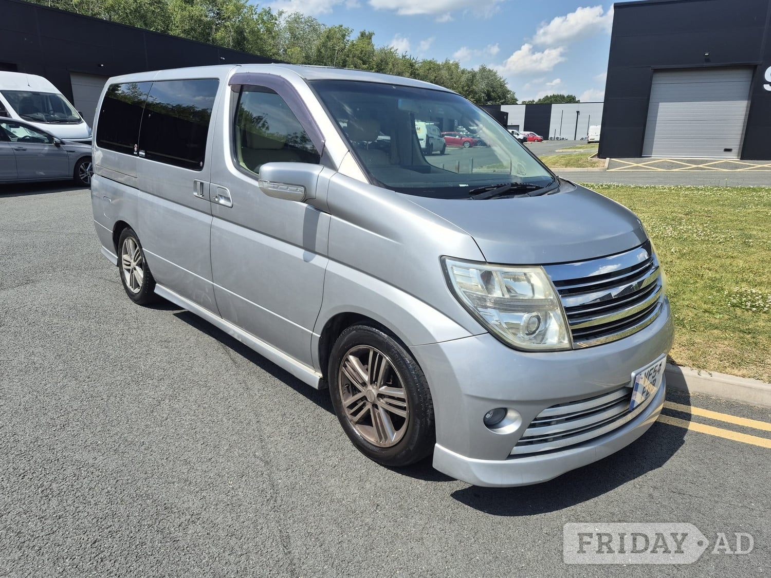 Nissan El Grand 2004 in Market Drayton