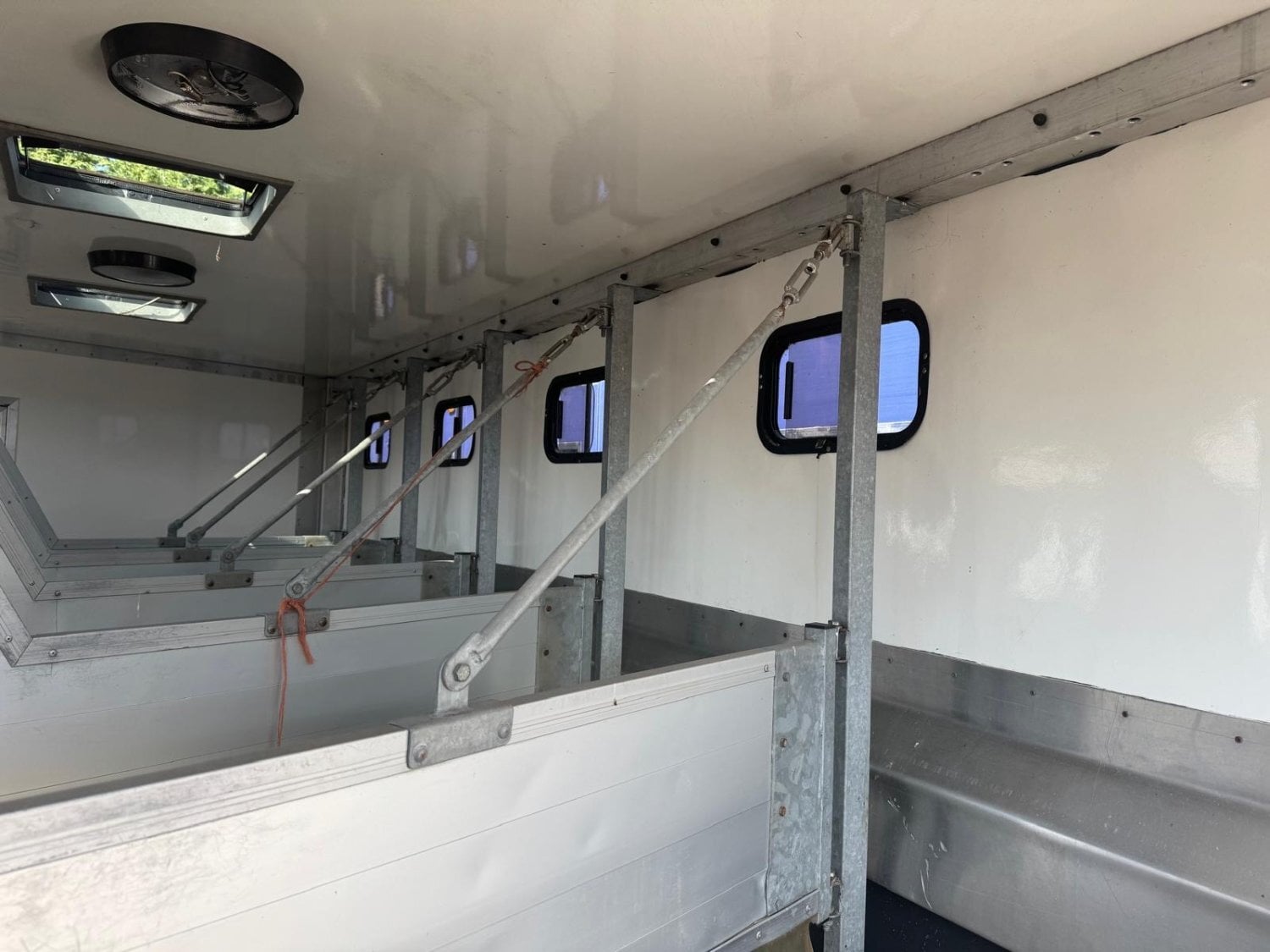 Mercedes-Benz Horsebox - Trailers & Horseboxes
