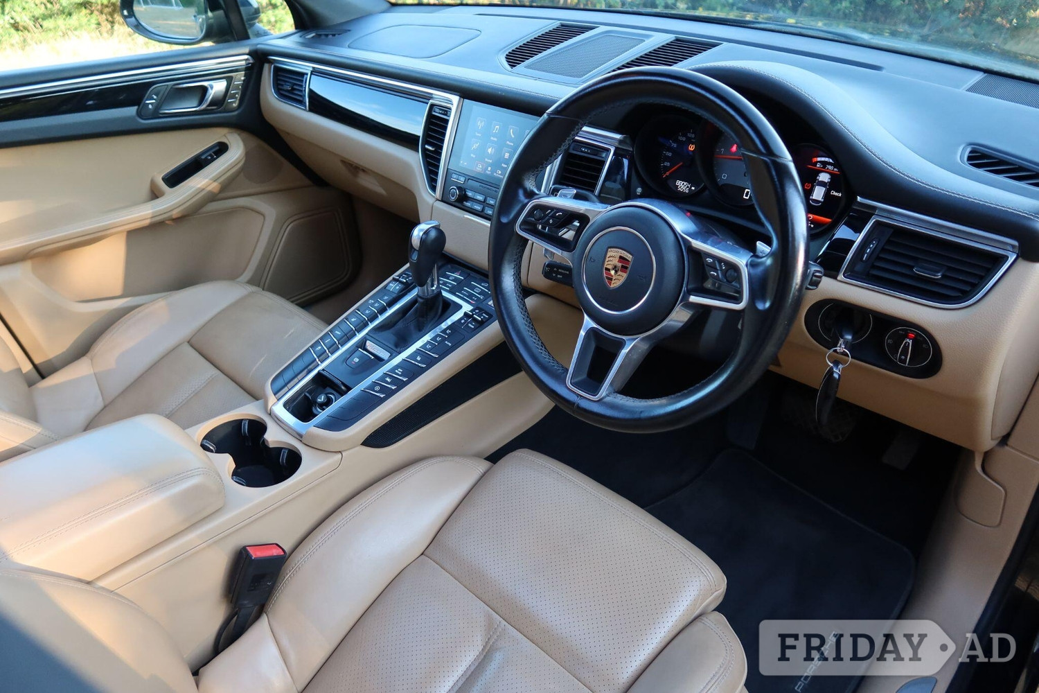 [ berth ]Porsche Macan
