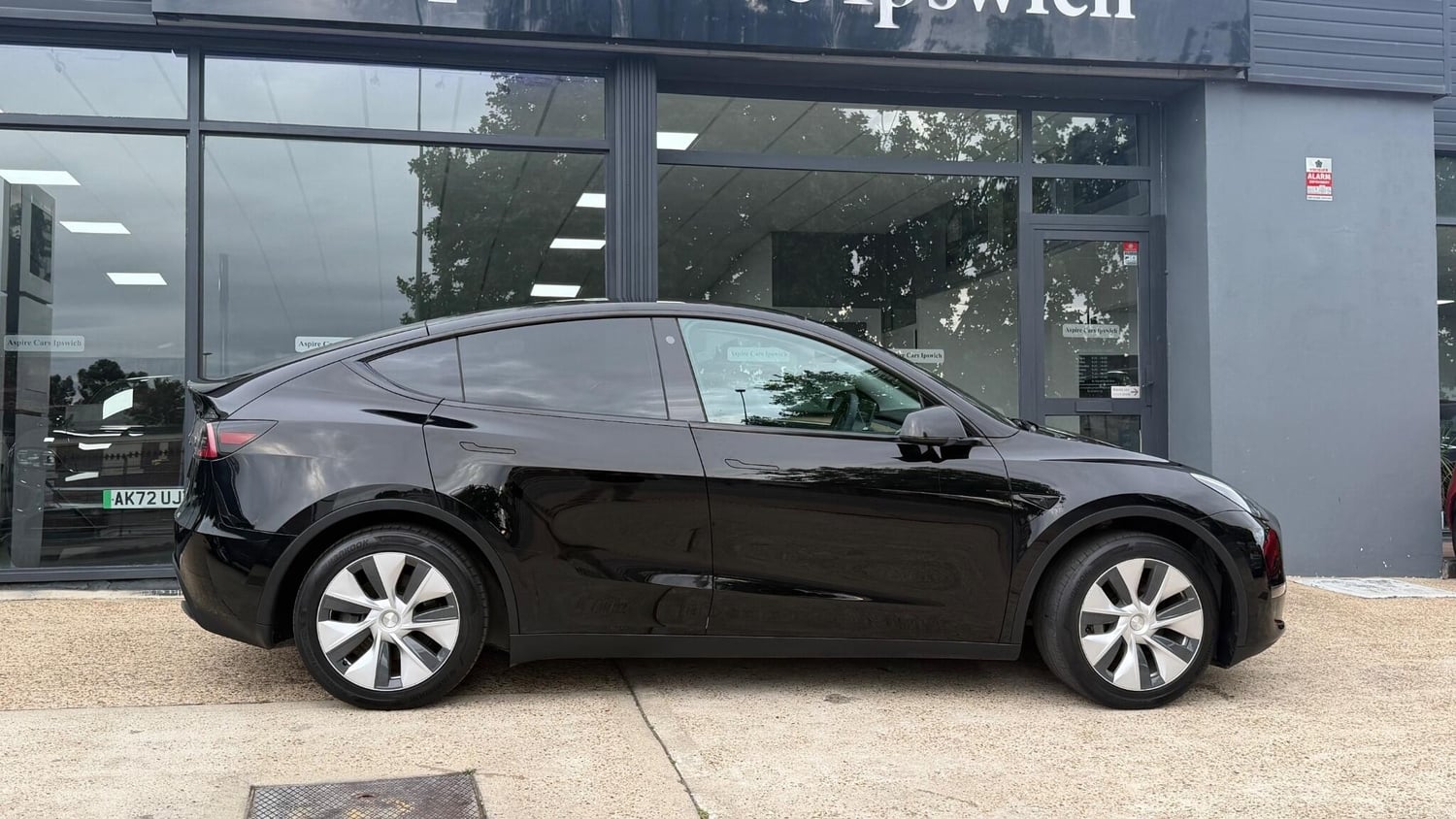 Tesla Model Y 2023 - Cars