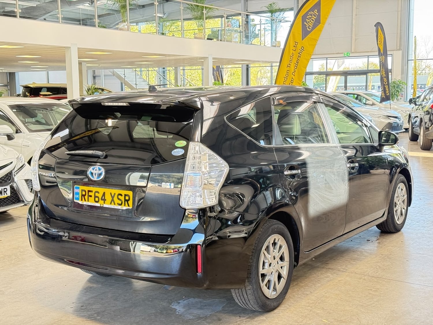 [ berth ]Toyota 7 Seat Prius