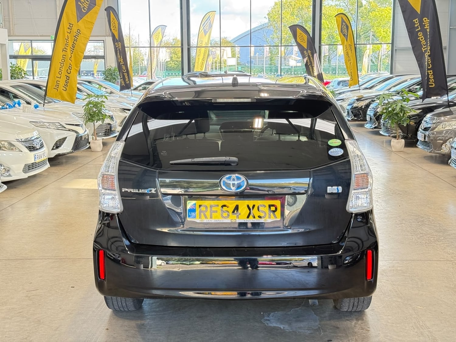 Toyota 7 Seat Prius 2014 - Cars in Reading