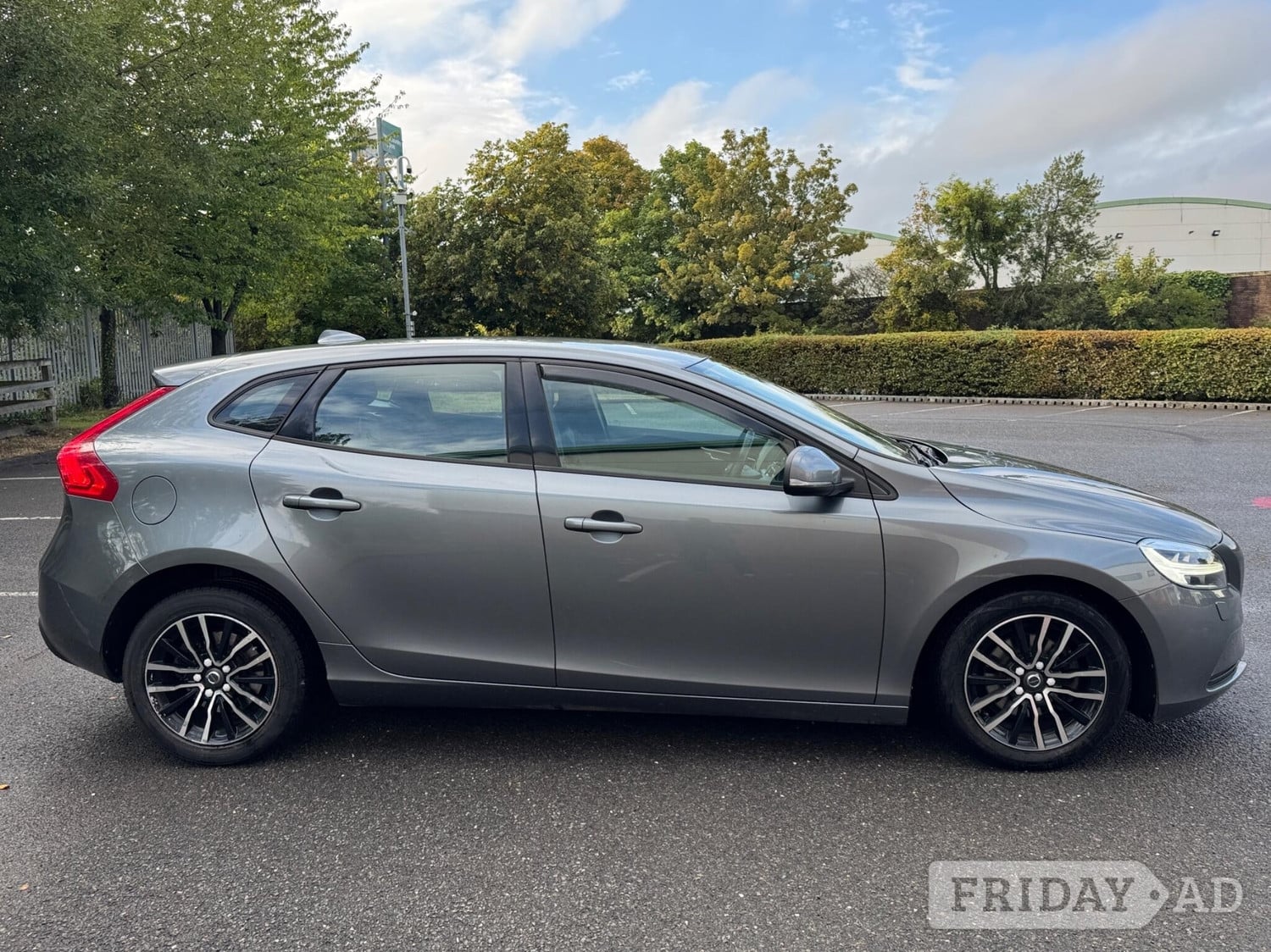 Volvo V40 2016 - Cars in West Bromwich