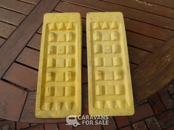 Yellow levelling ramps