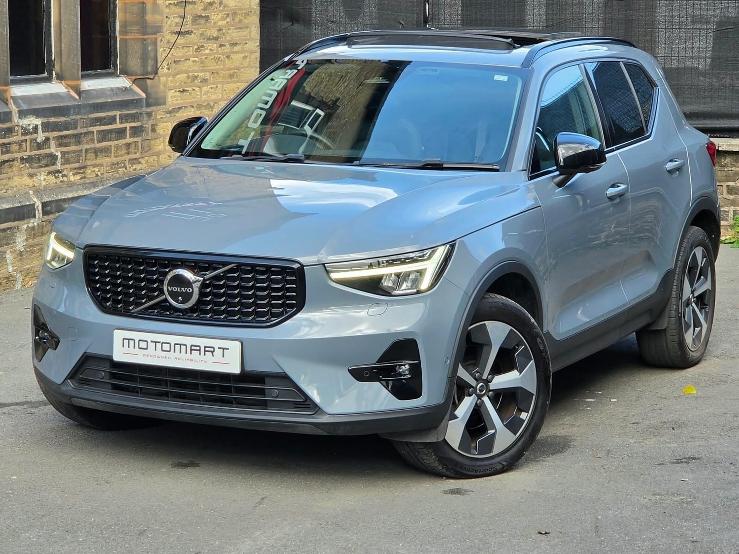 Volvo XC40 2022 - Cars in Halifax