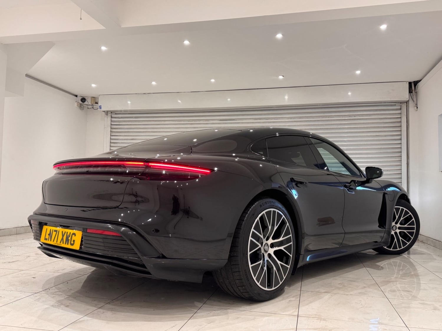 Porsche Taycan 2022 - Cars