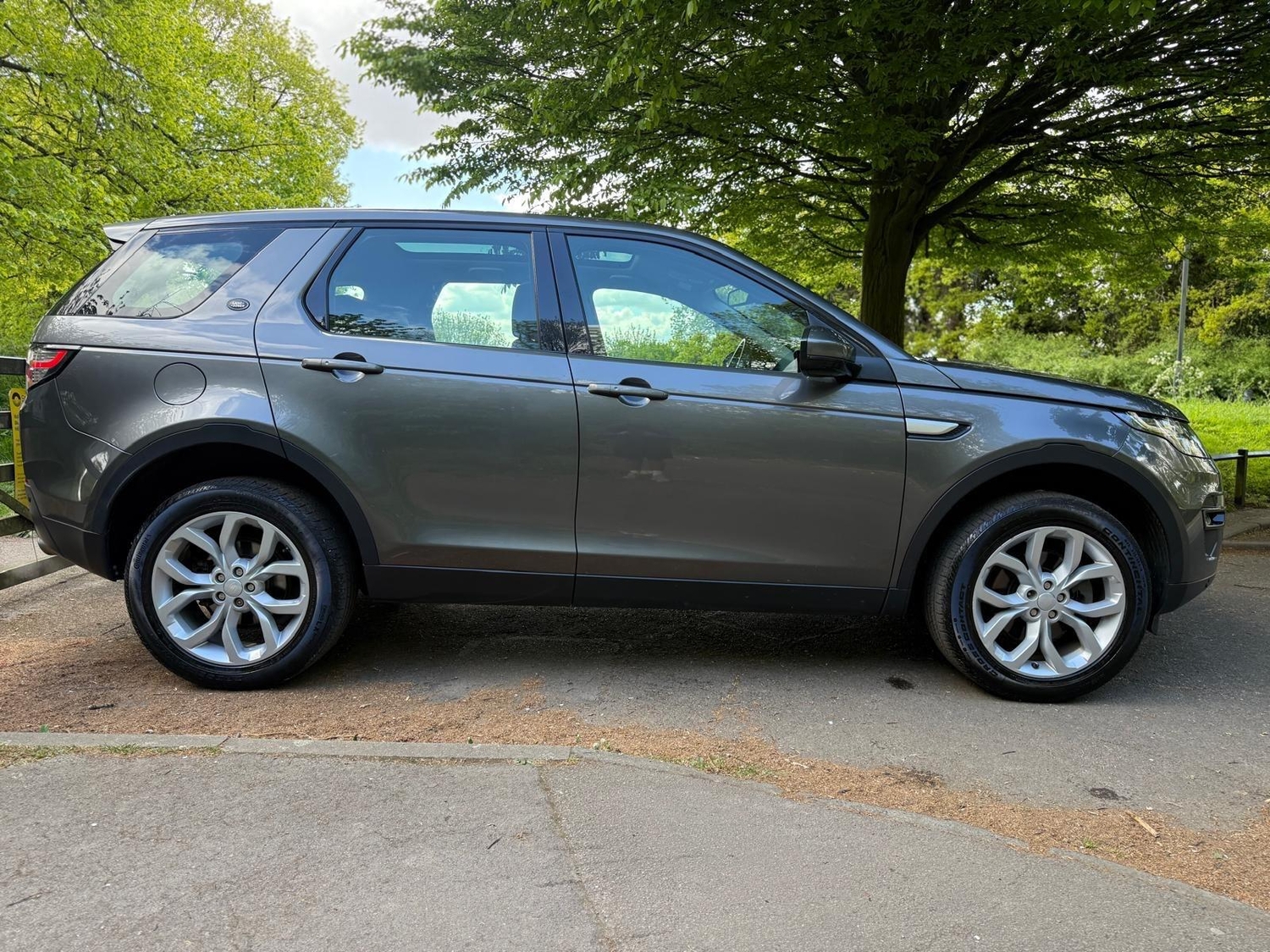 [ berth ]Land Rover Discovery Sport