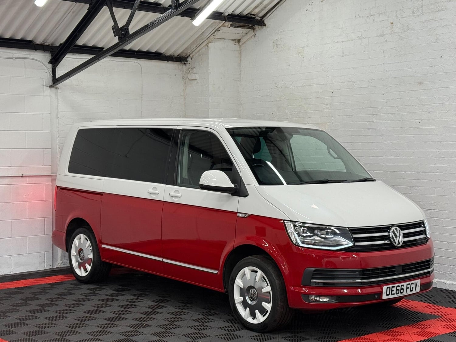 Volkswagen Caravelle 2016 - Cars in Birmingham