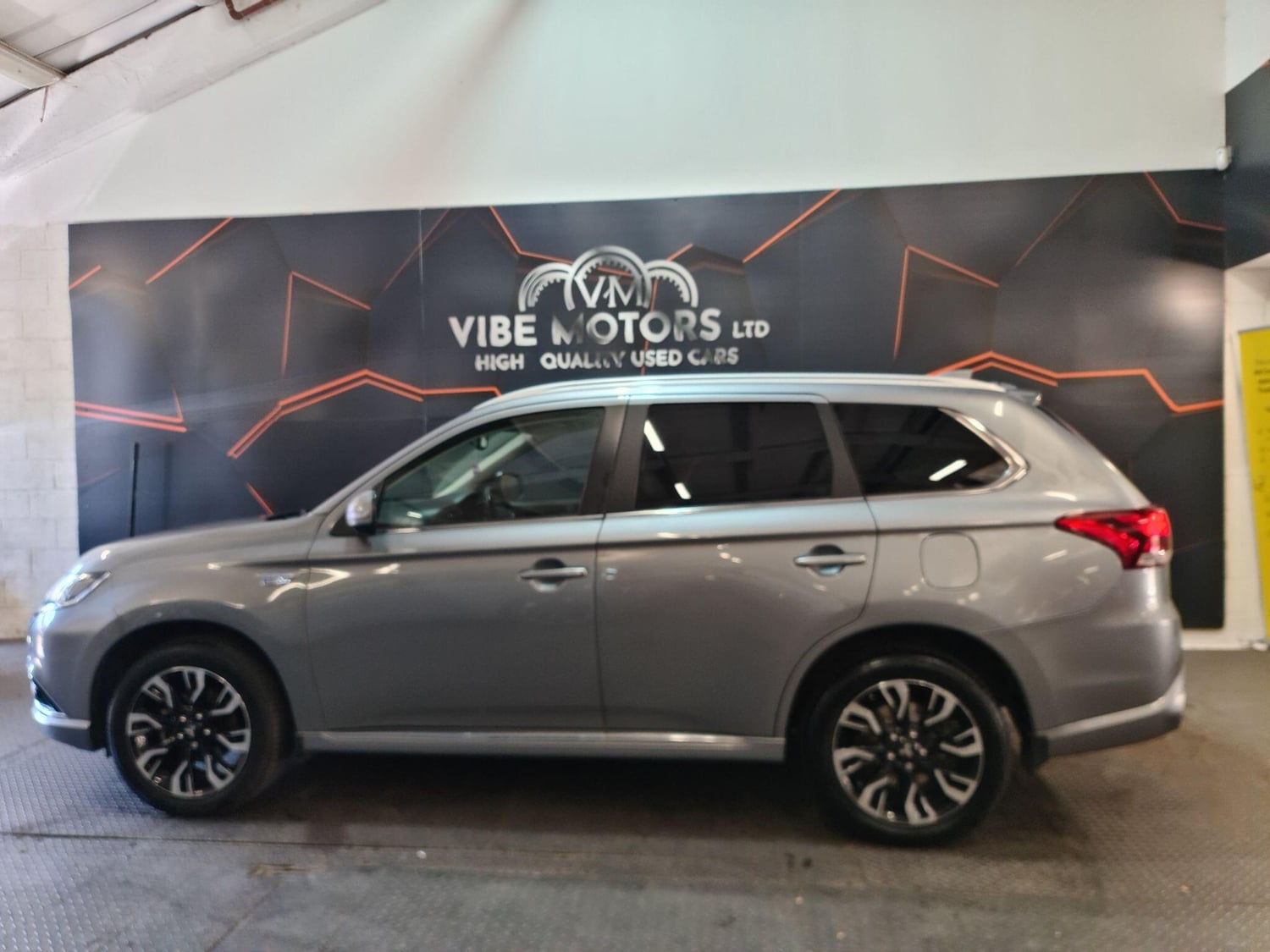 Mitsubishi Outlander 2015 - Cars in Harrow