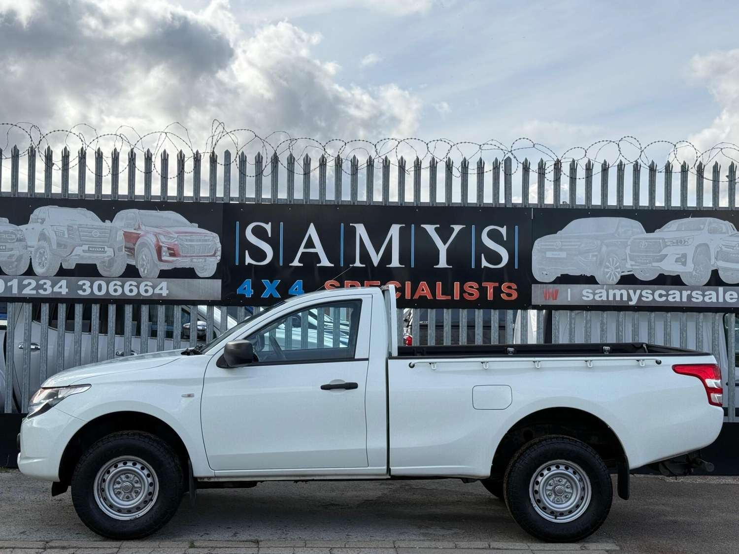 Mitsubishi L200 2017 - Vans & Commercial Vehicles in Bedford