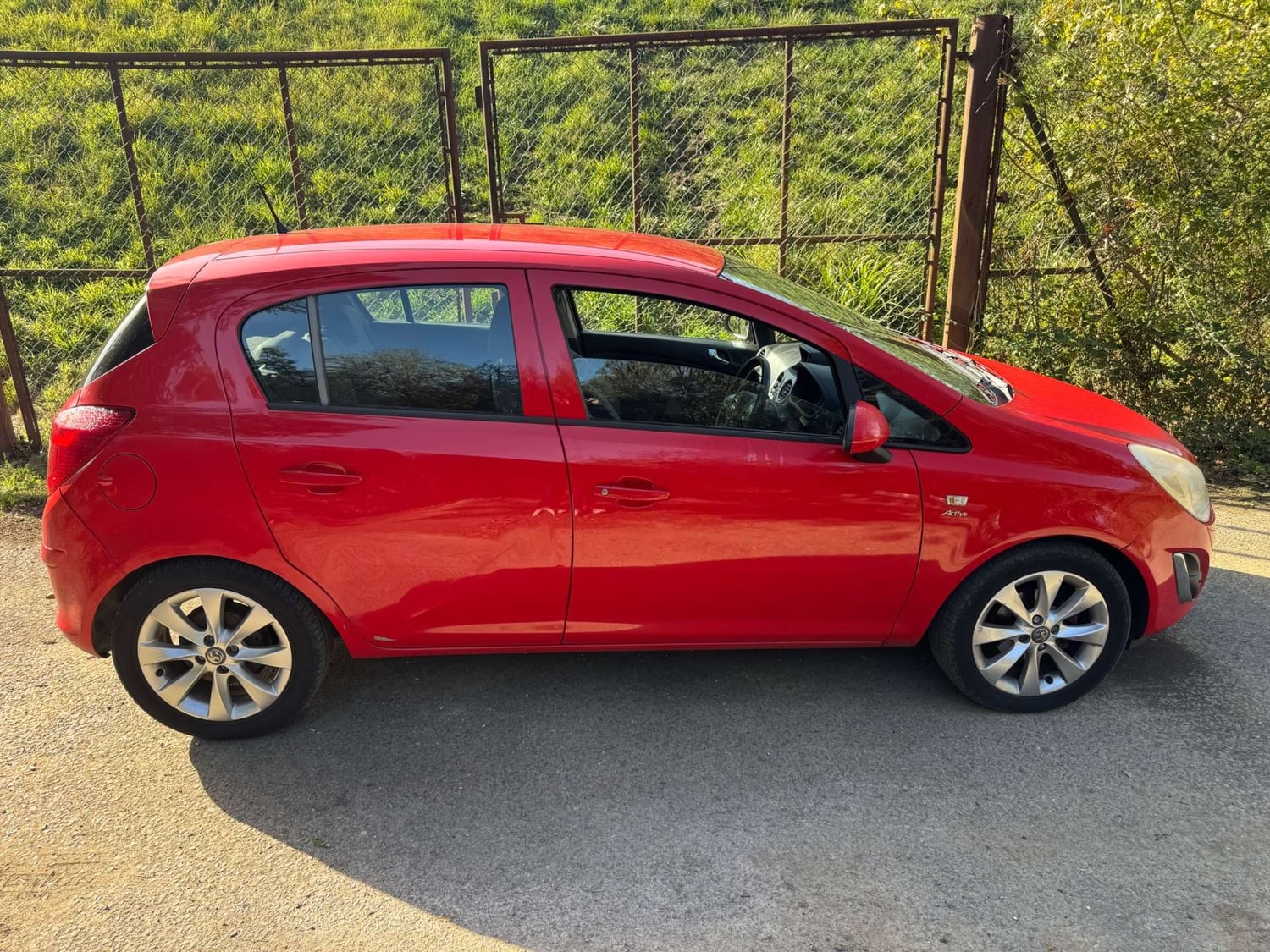Vauxhall Corsa 2012 - Cars in Leatherhead