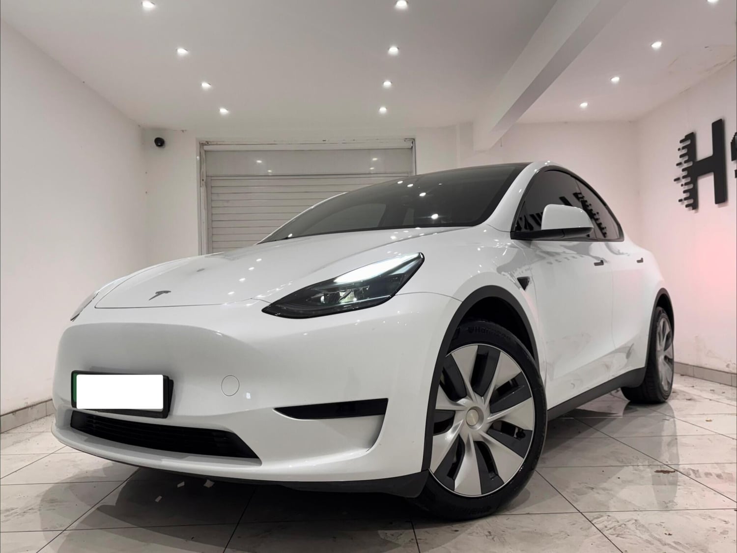 Tesla Model Y 2022 - Cars in Hounslow